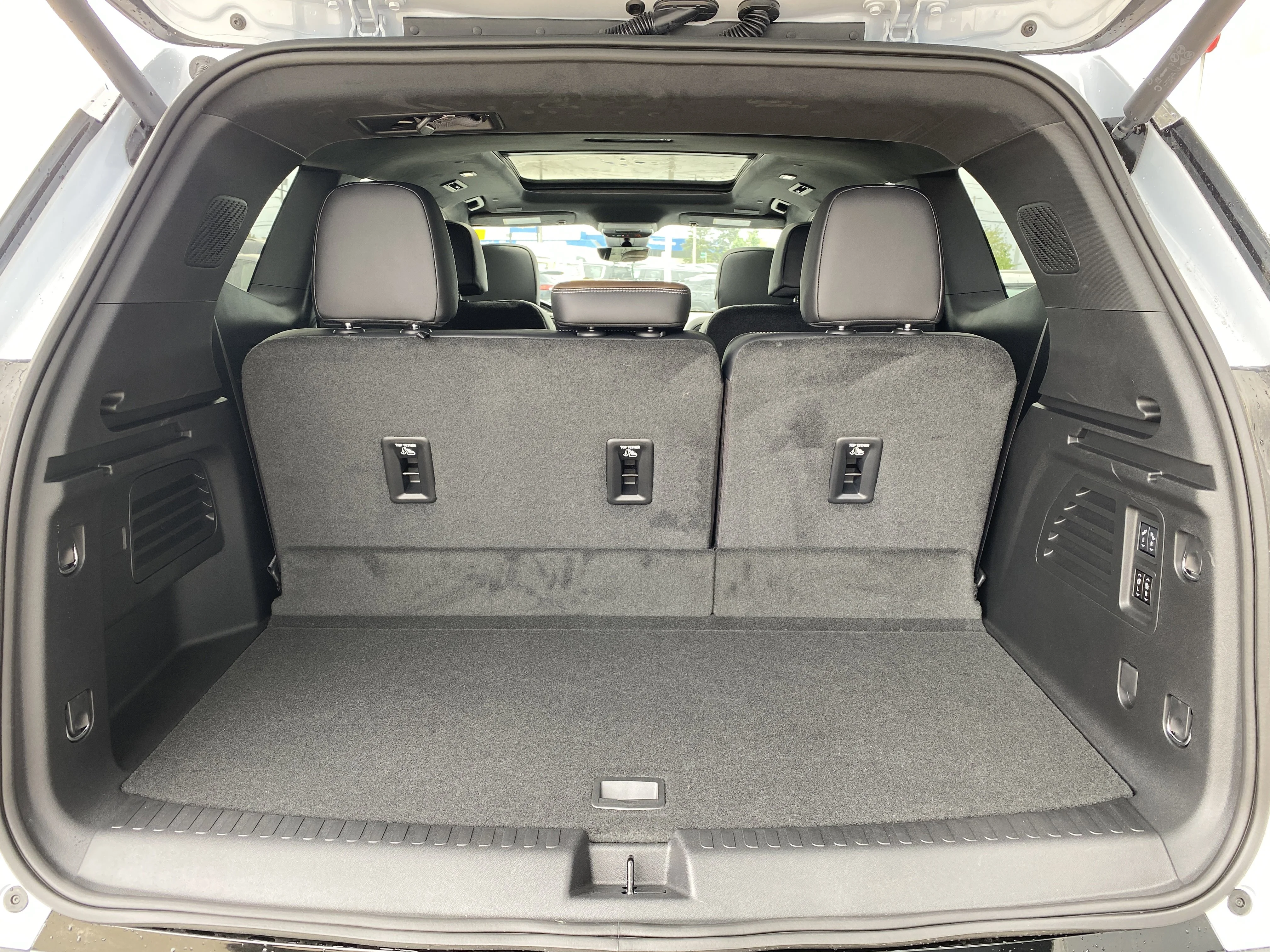 New 2026 GLACIER WHITE TRICOAT GMC Denali Ultimate image 6