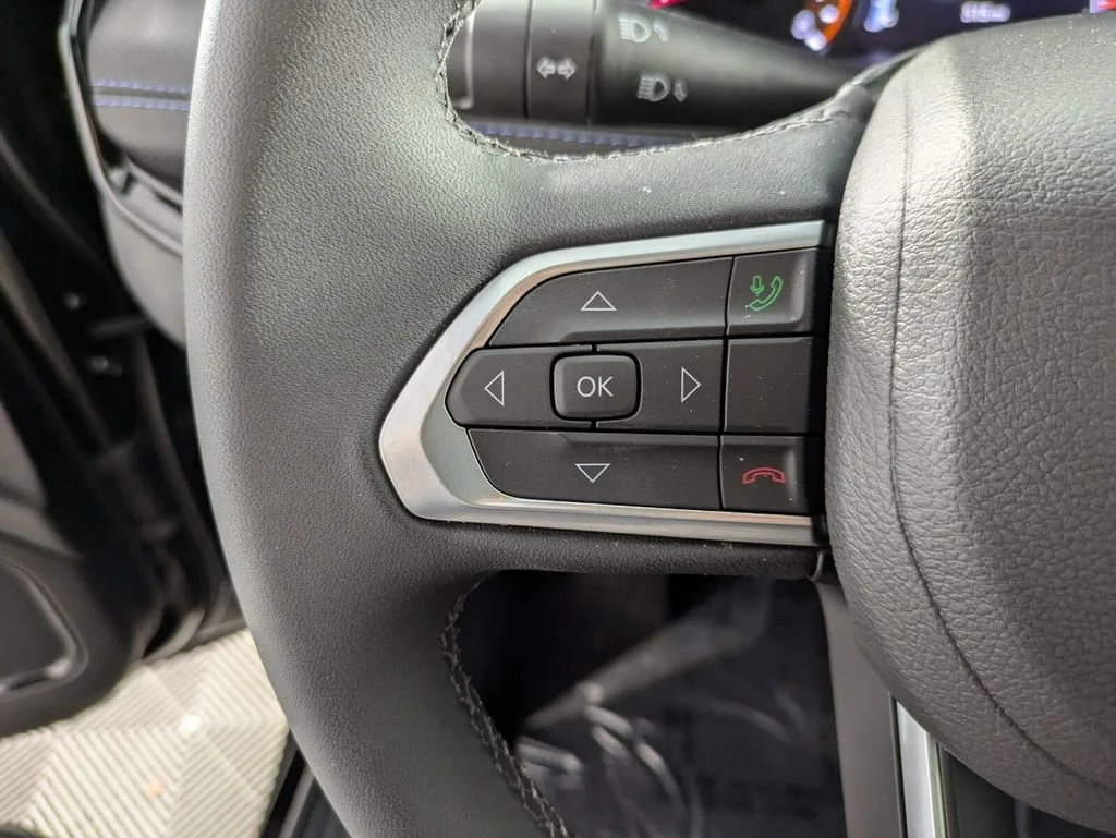 New 2026 Diamond Black Crystal Pearl-Coat Exterior Paint Jeep Latitude Altitude image 18
