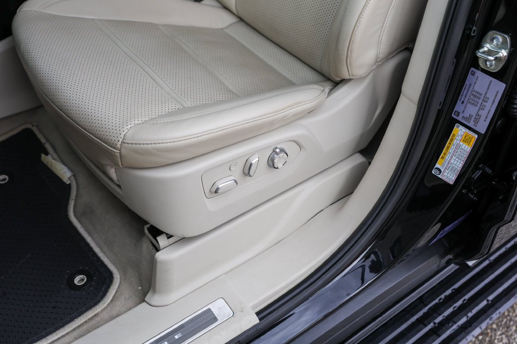 Certified Used 2025 Black Raven Cadillac Sport Platinum image 8