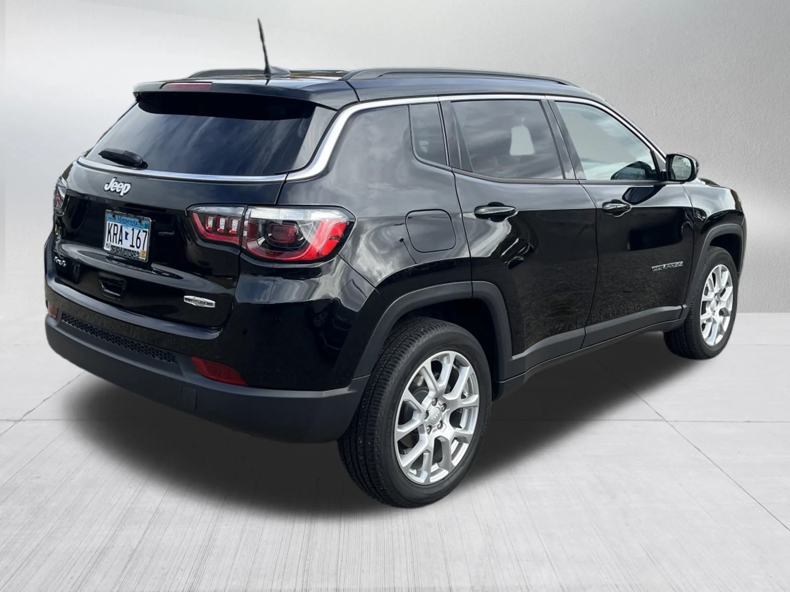Used 2023 Diamond Black Crystal Pearlcoat Jeep Latitude Lux image 5