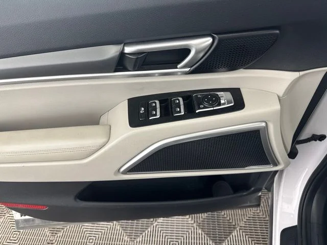 Used 2022 White Kia S image 23