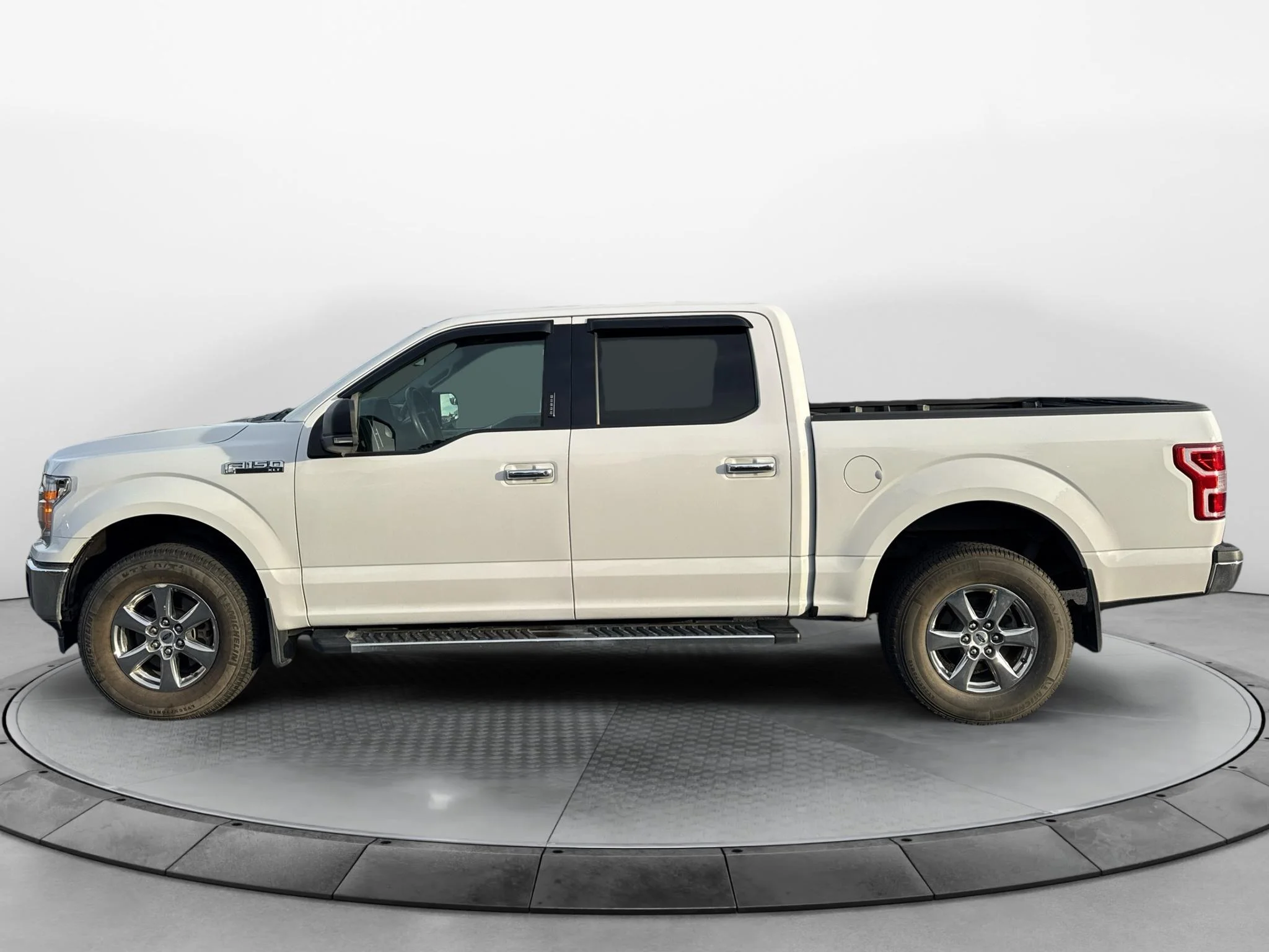 Used 2019 Oxford White Ford XLT image 2