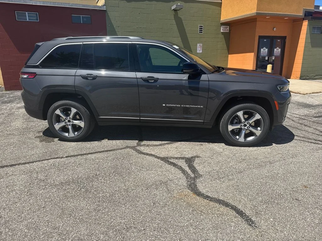 New 2026 Baltic Gray Metallic Clear-Coat Exterior Paint Jeep Limited image 4