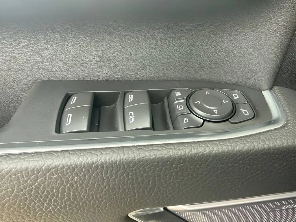 Used 2025 Onyx Black GMC Denali image 30