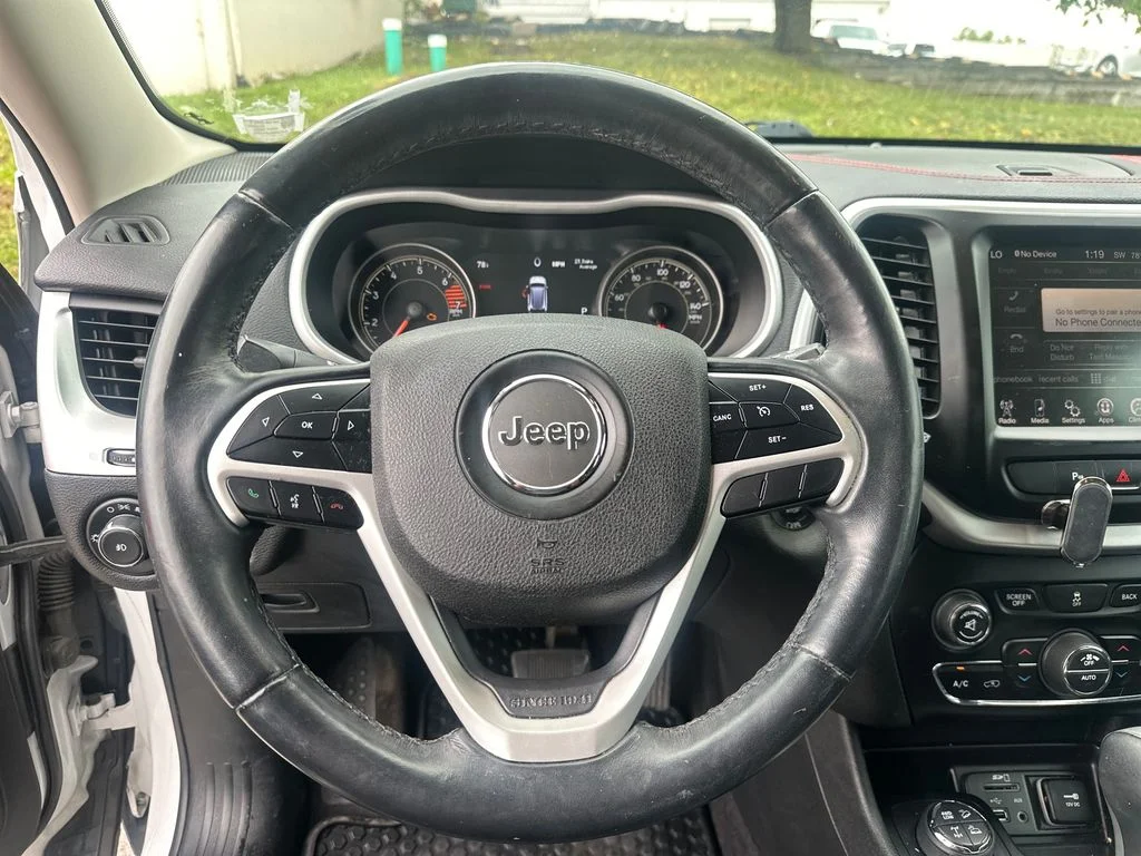 Used 2018 White Jeep Trailhawk image 9