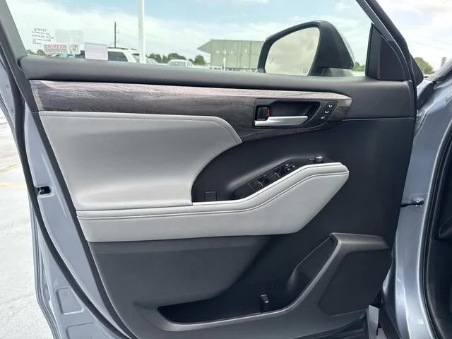 Used 2023 Moon Dust Toyota Platinum image 19
