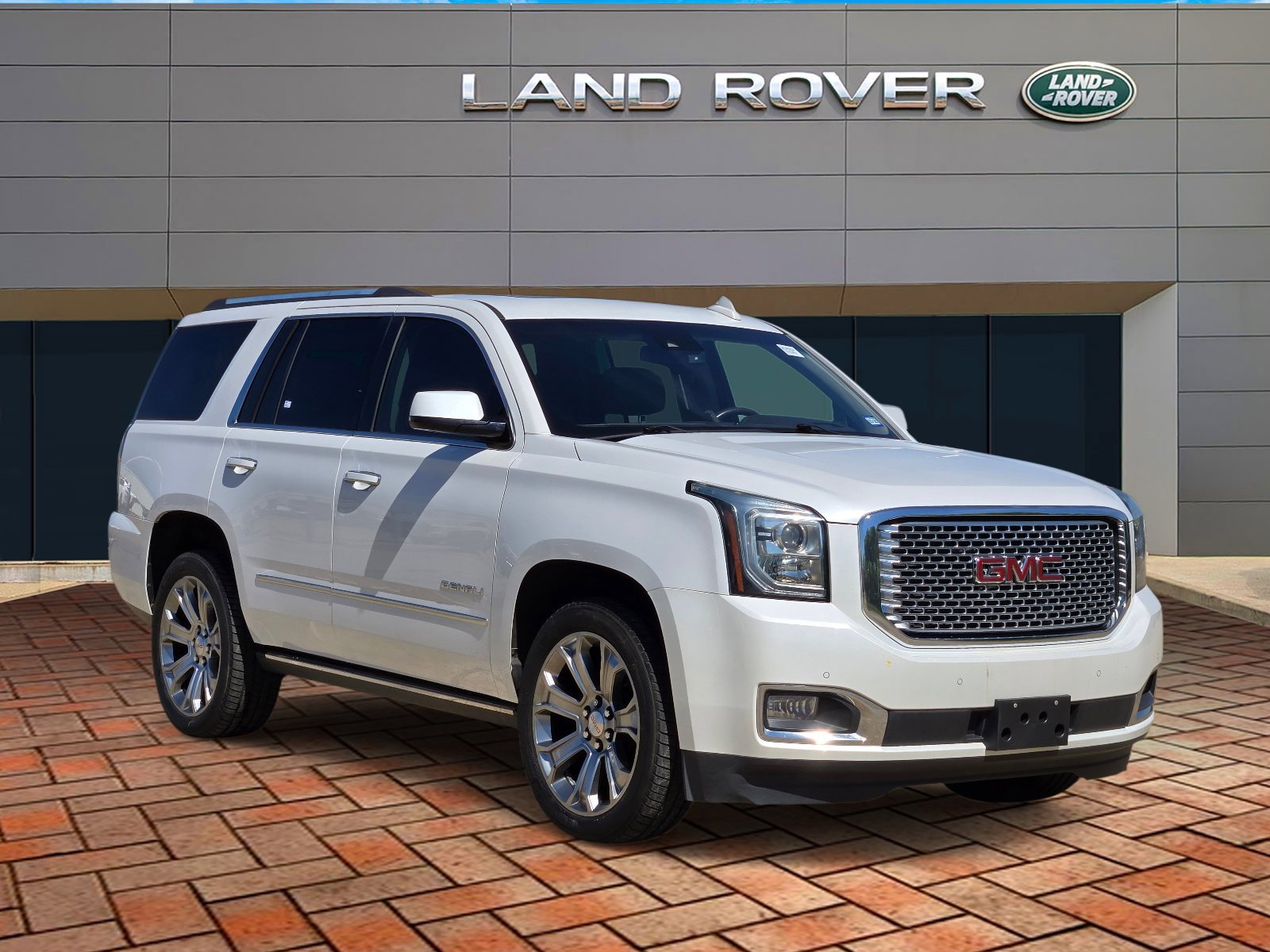 Used 2017 White Frost Tricoat GMC Denali image 3
