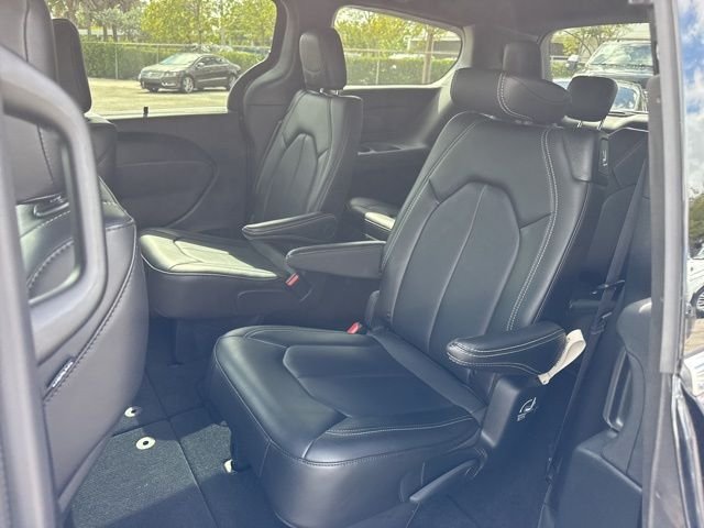 2026 Chrysler Pacifica Select - Photo 15
