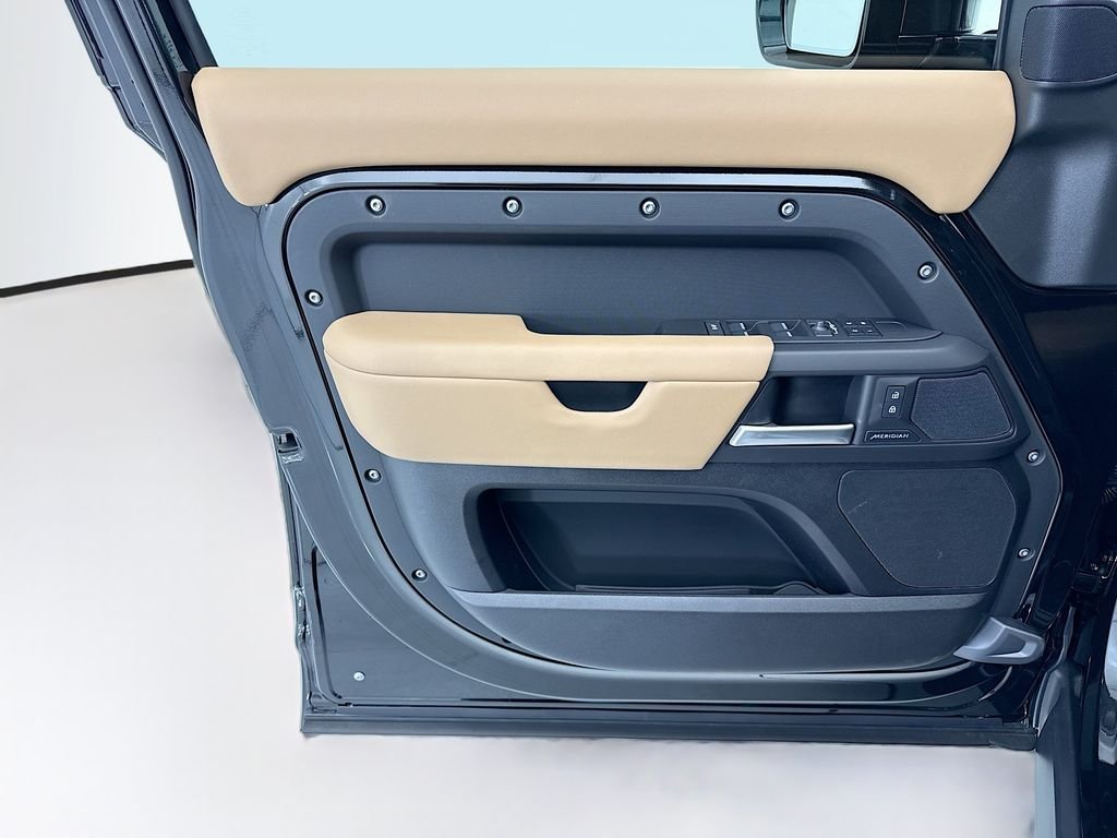 New 2026 Santorini Black Land Rover S image 22