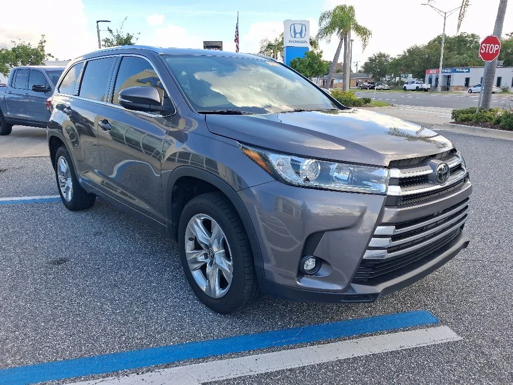 Used 2019 Gray Toyota Limited image 3