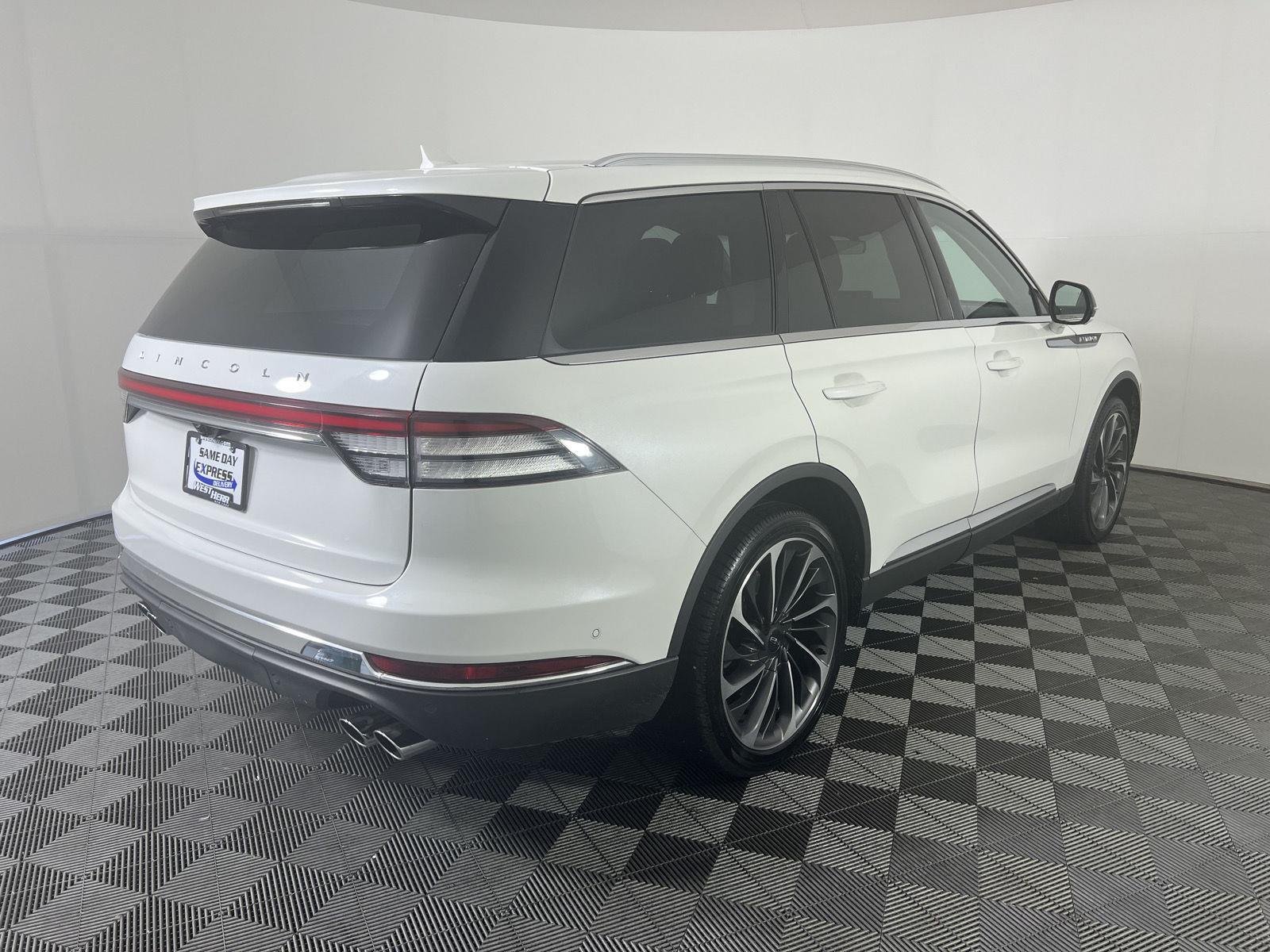 Used 2022 Pristine White Lincoln Reserve image 3