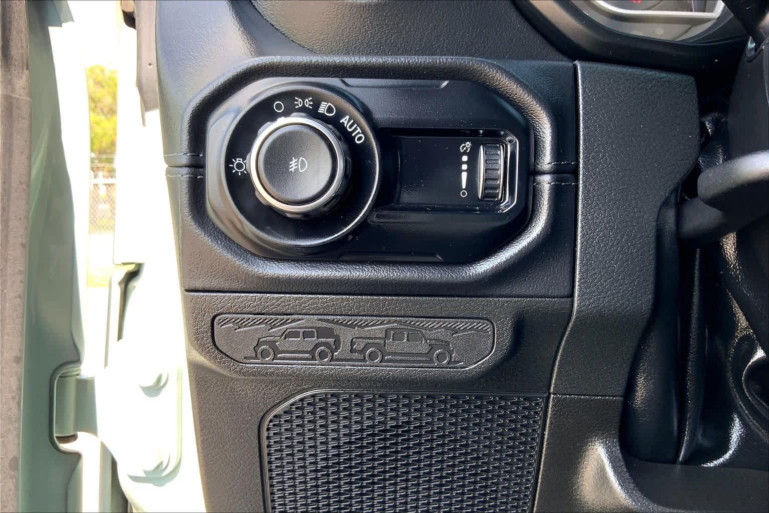 Used 2024 Earl Clearcoat Jeep Sahara image 33