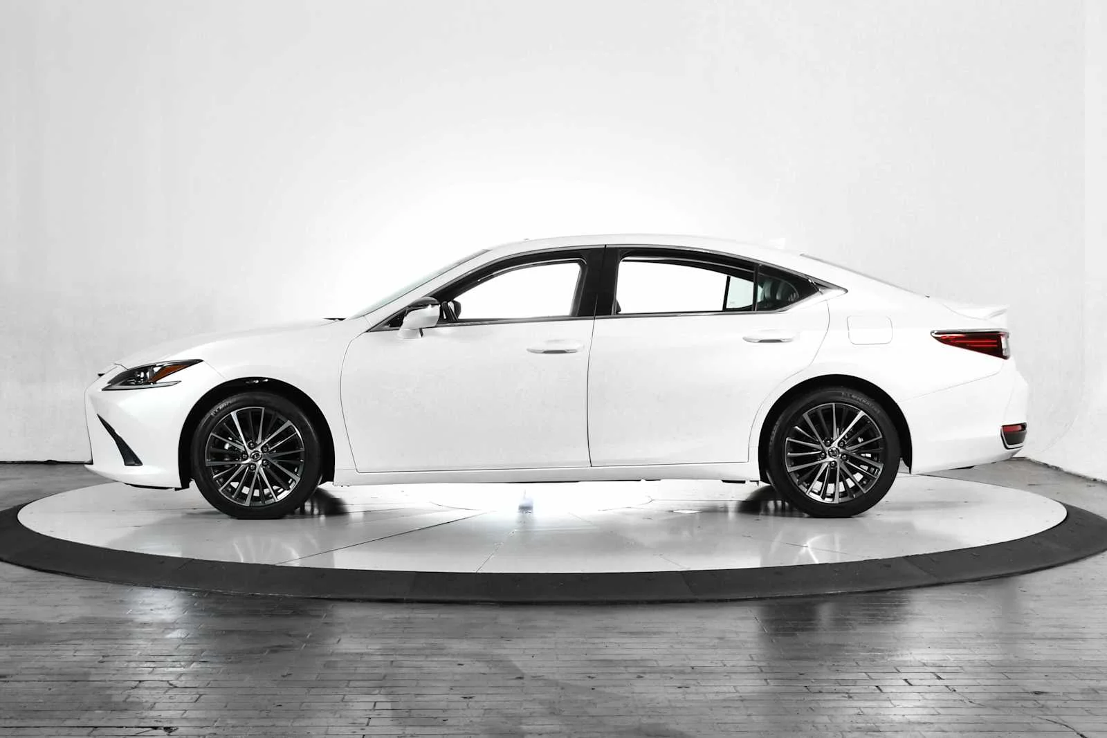 Certified Used 2024 EMINENT WHITE PEARL Lexus  image 2