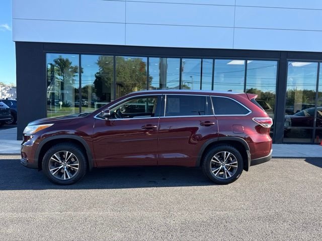 Used 2016 Red Toyota XLE V6 image 5
