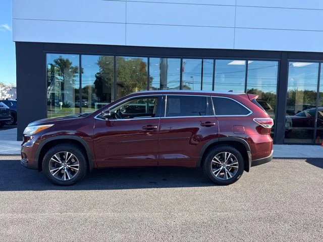 Used 2016 Red Toyota XLE V6 image 5