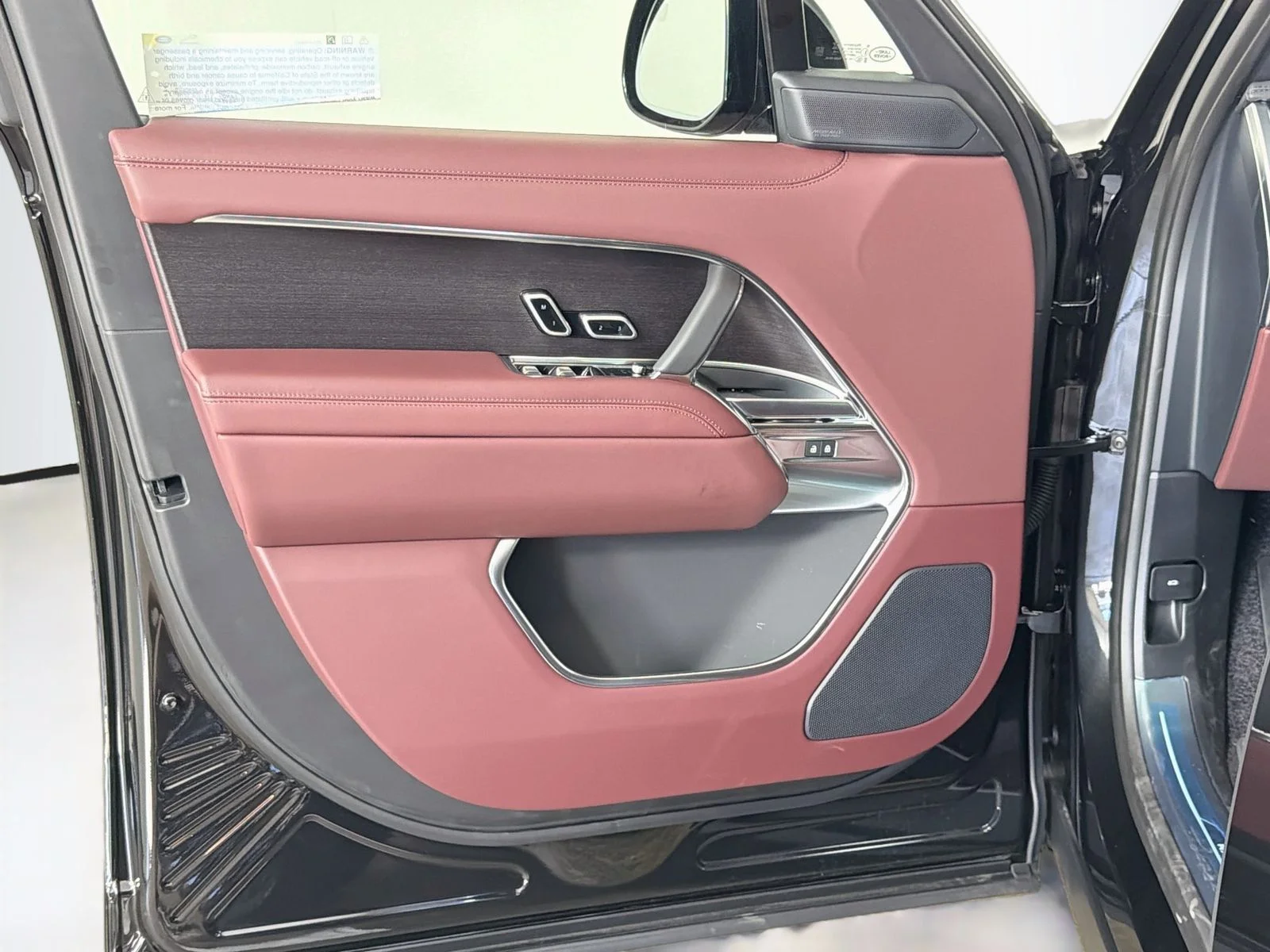 New 2026 Santorini Black Land Rover SE image 21