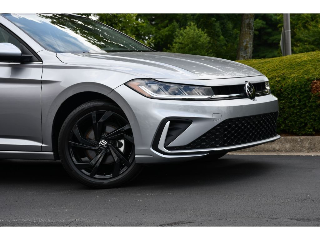 Used 2025 Pyrite Silver Metallic Volkswagen SE image 10
