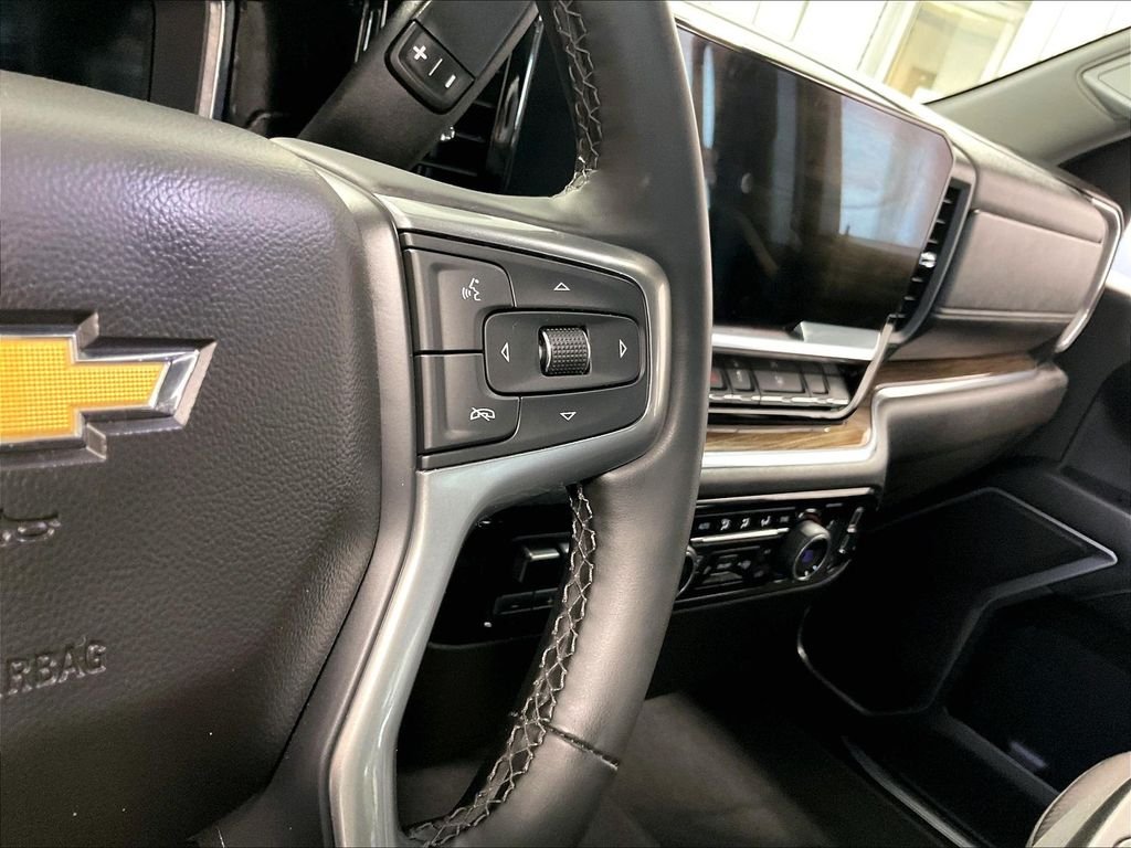 Used 2025 Summit White Chevrolet LT image 23