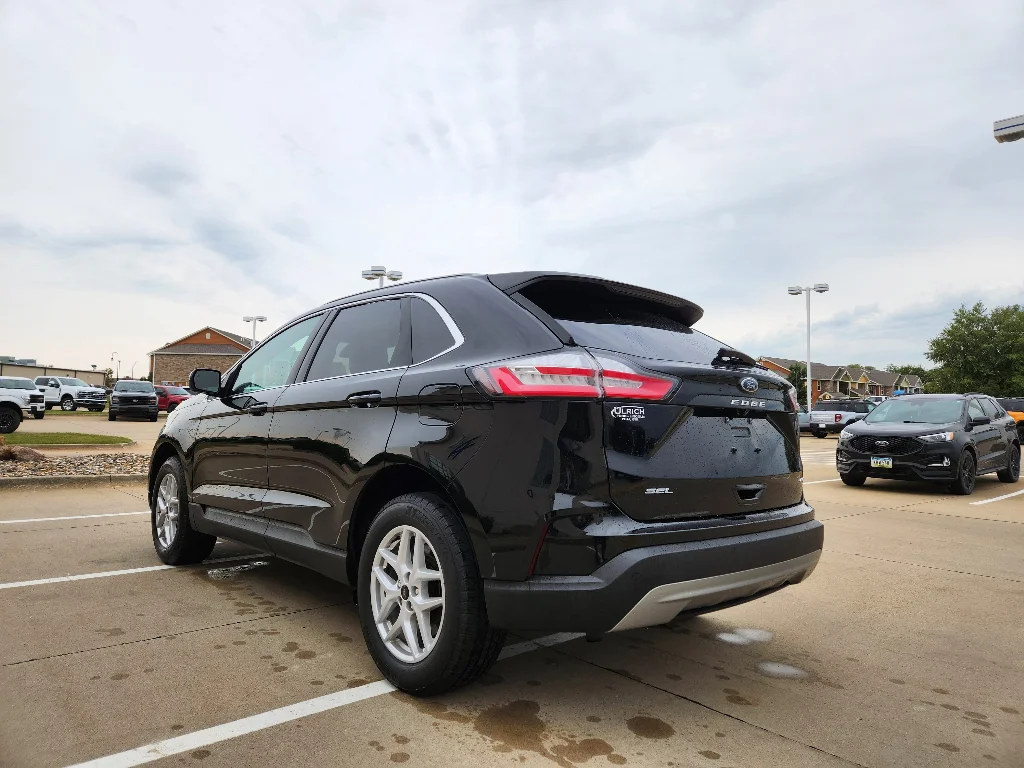 Used 2024 Agate Black Metallic Ford SEL image 6