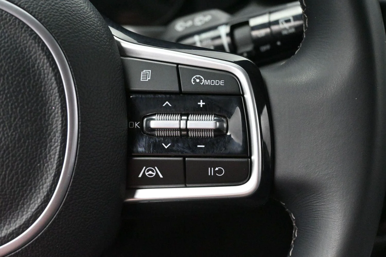 Used 2022 Glacial White Pearl Kia S image 18