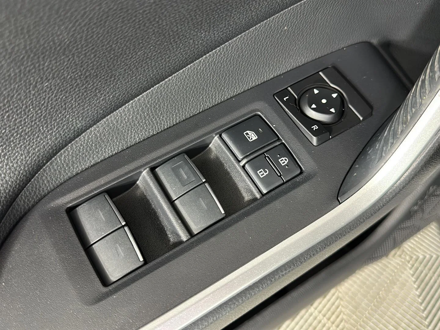 Used 2023 Wind Chill Pearl w/Midnight Black Metallic Roof Toyota XSE image 19