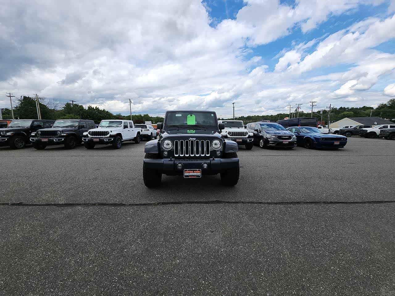 Used 2017  Jeep Sahara image 3