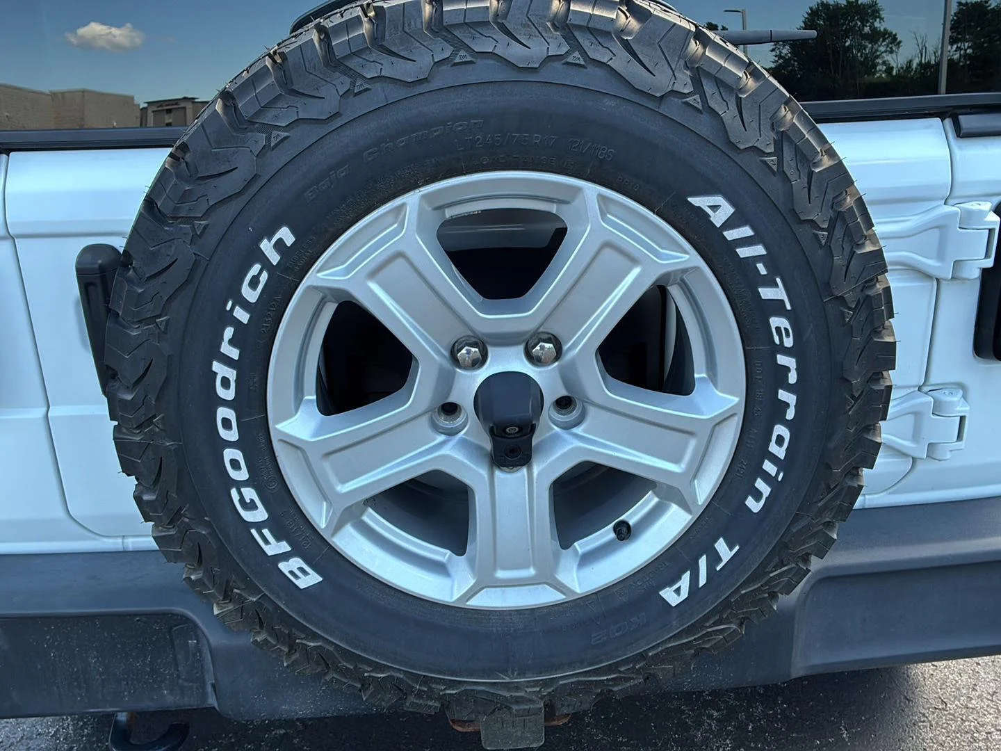 Used 2018 Bright White Clearcoat Jeep Sport S image 19