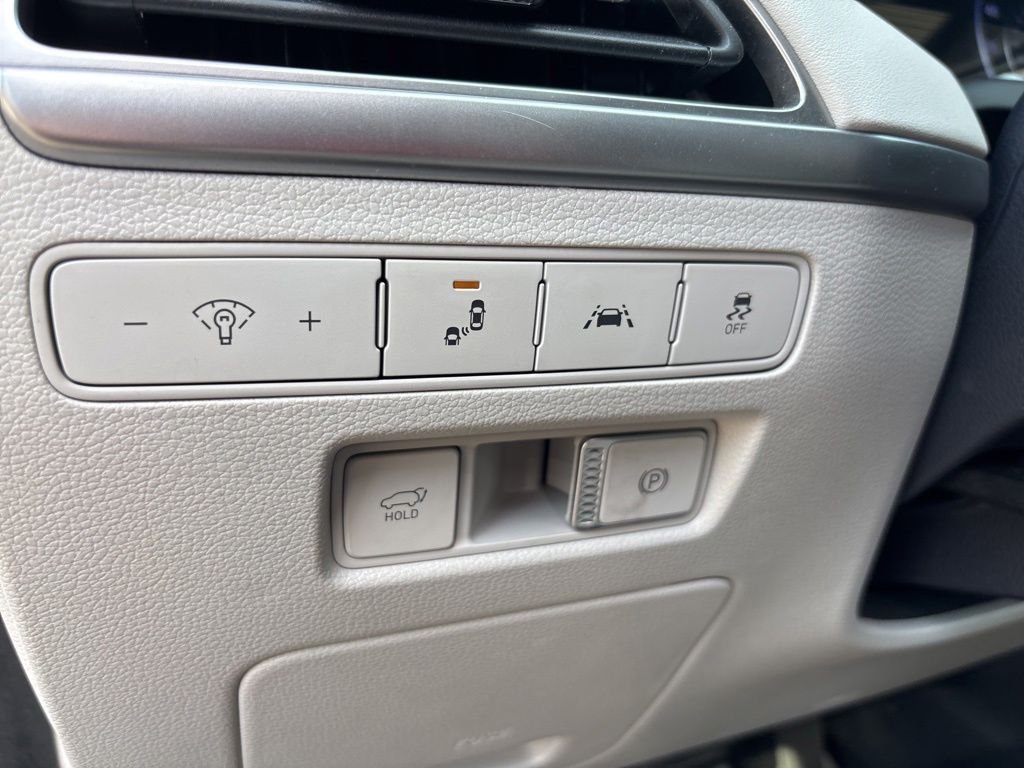 Used 2022 Silver Hyundai SEL image 19