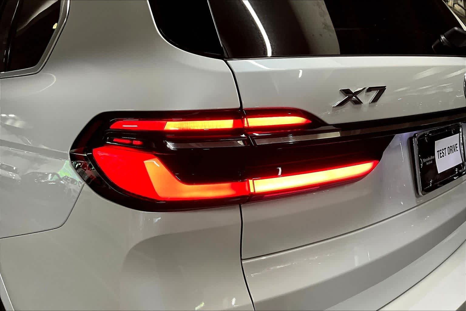 Used 2024 Mineral White Metallic BMW xDrive40i image 27