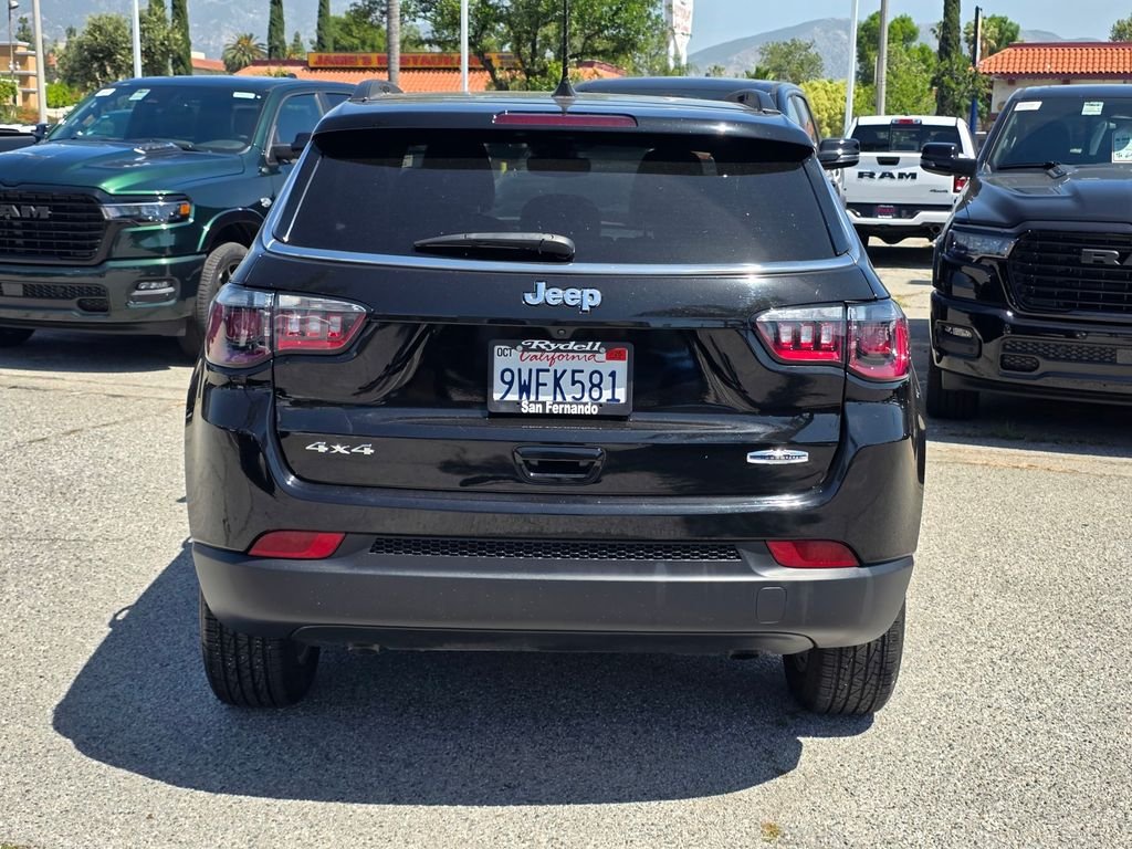 New 2025 Diamond Black Crystal Pearl-Coat Exterior Paint Jeep Latitude image 5