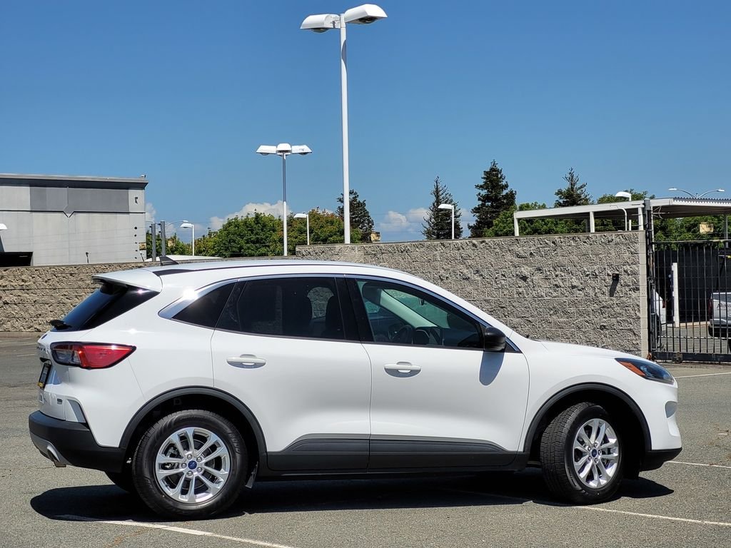 Certified Used 2022 Oxford White Ford SE image 3