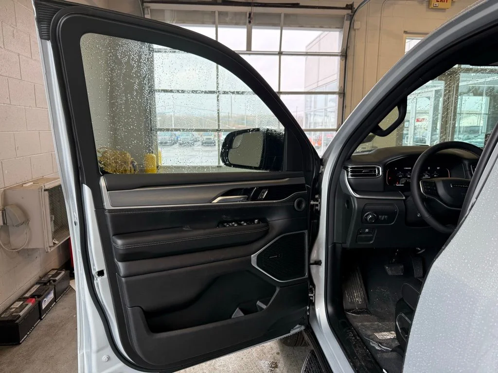 New 2026 Silver-Zynith Exterior Paint Jeep  image 69
