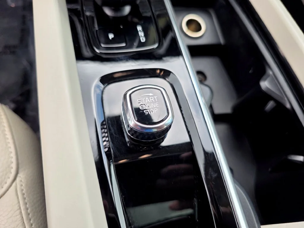 Used 2025  Volvo Plus image 18