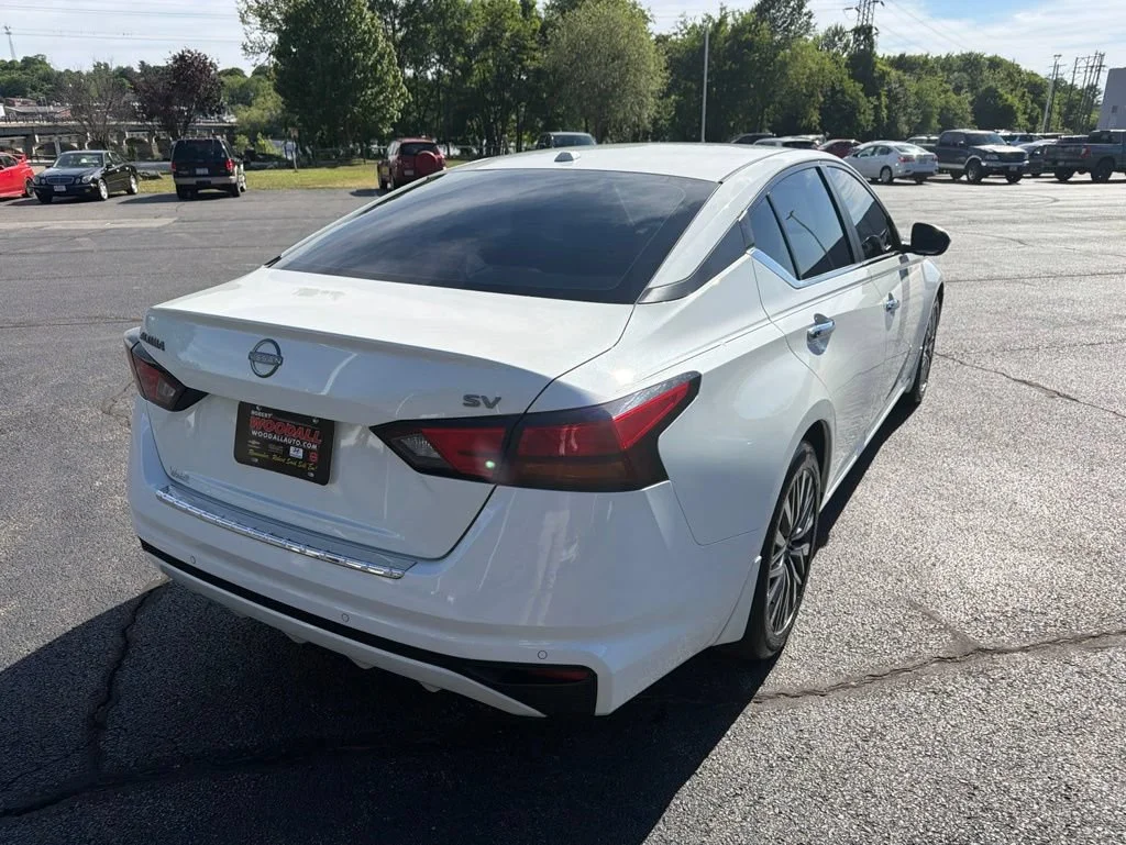 Used 2023 White Nissan 2.5 SV image 8