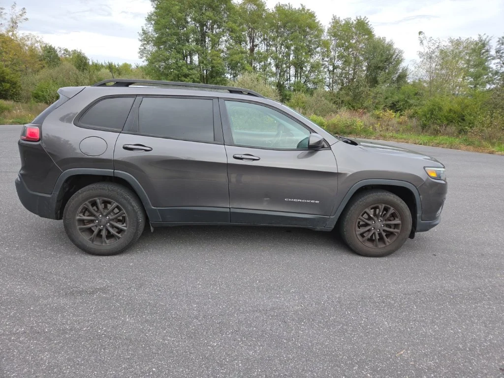 Used 2019 Gray Jeep Latitude Plus image 5