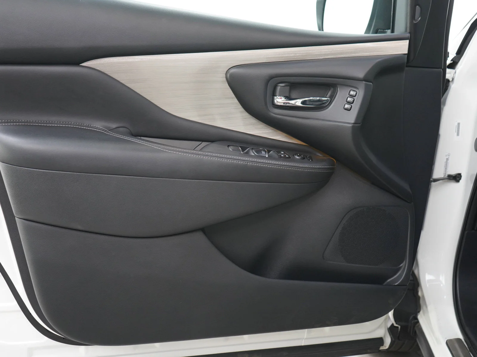 Used 2018 White Nissan SL image 19