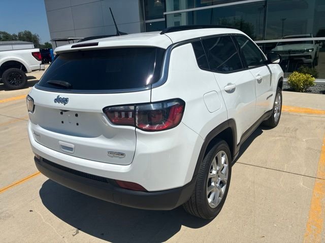 Used 2022 White Jeep Latitude Lux image 6