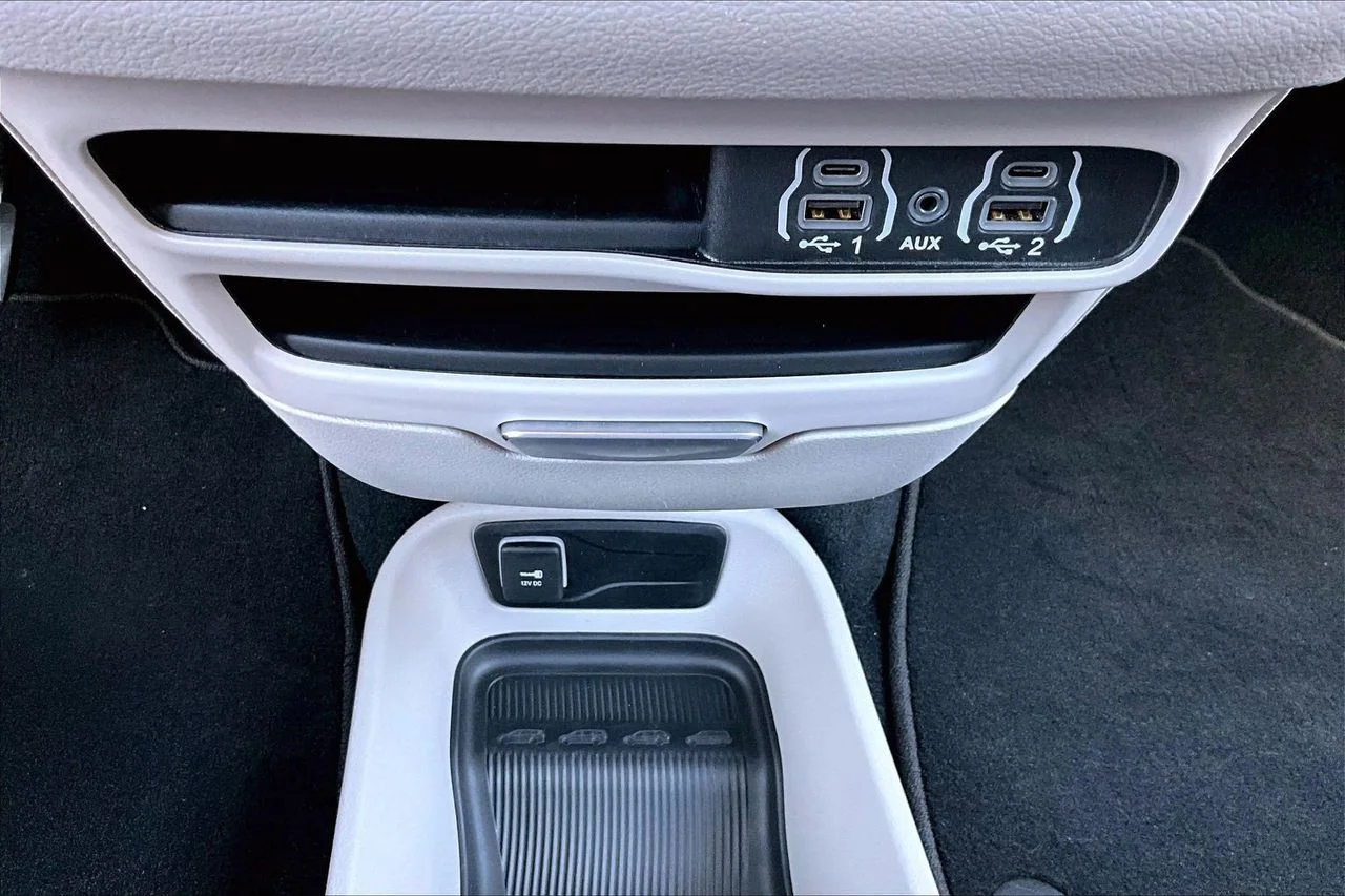Used 2024 Silver Chrysler Touring L image 16