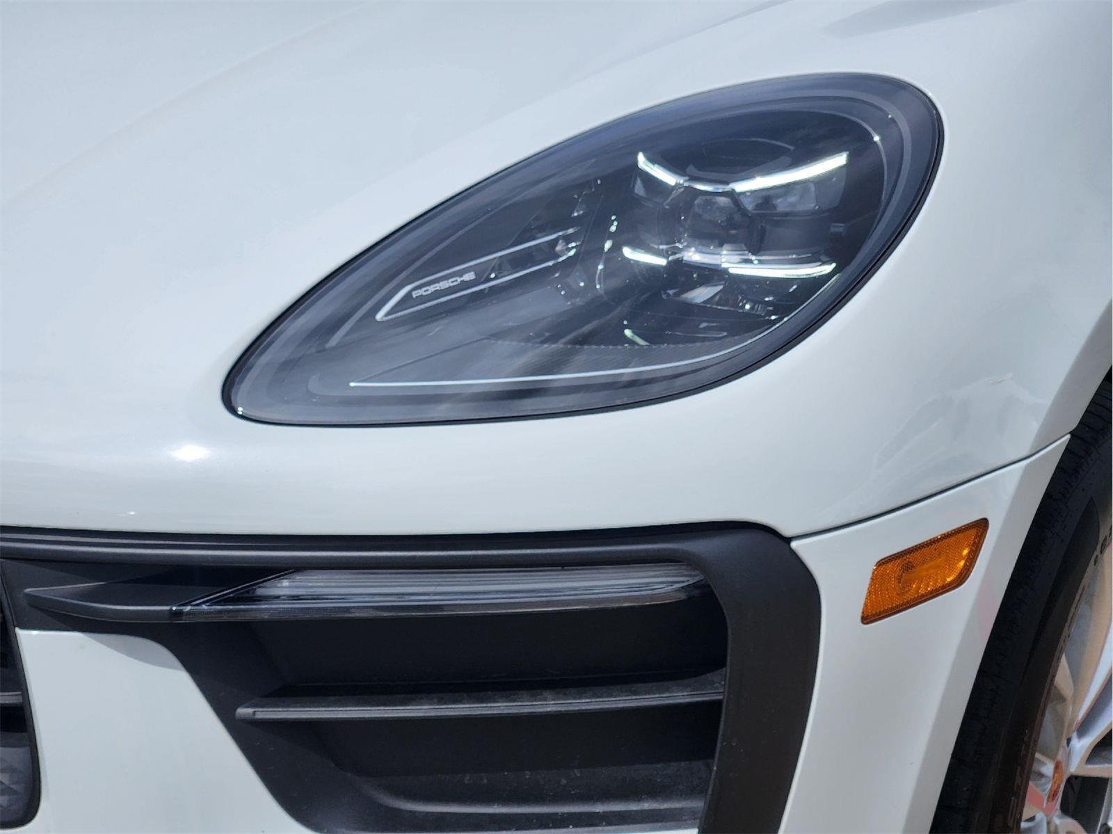 2022 Porsche Macan photo 8 of 33