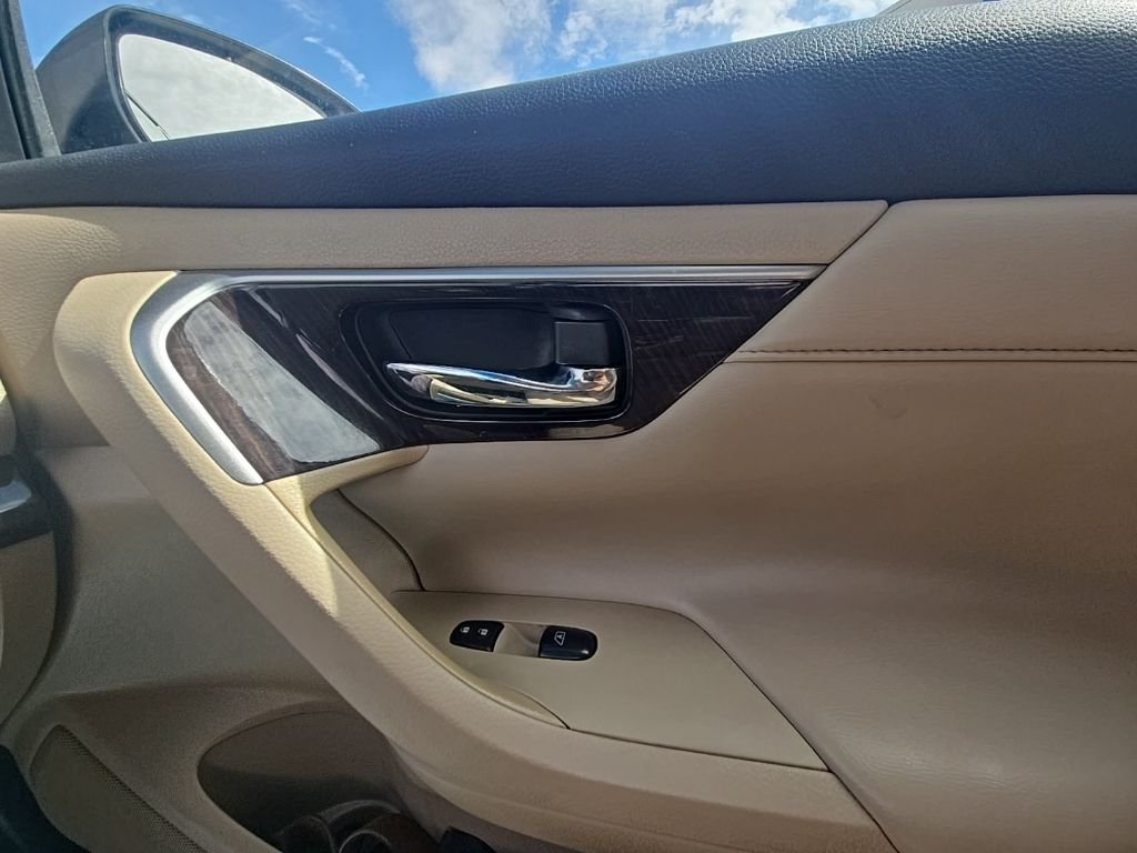 Used 2015 White Nissan 2.5 SL image 17