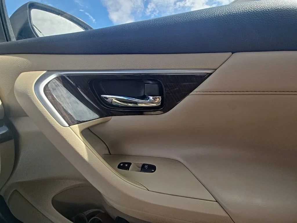Used 2015 White Nissan 2.5 SL image 17