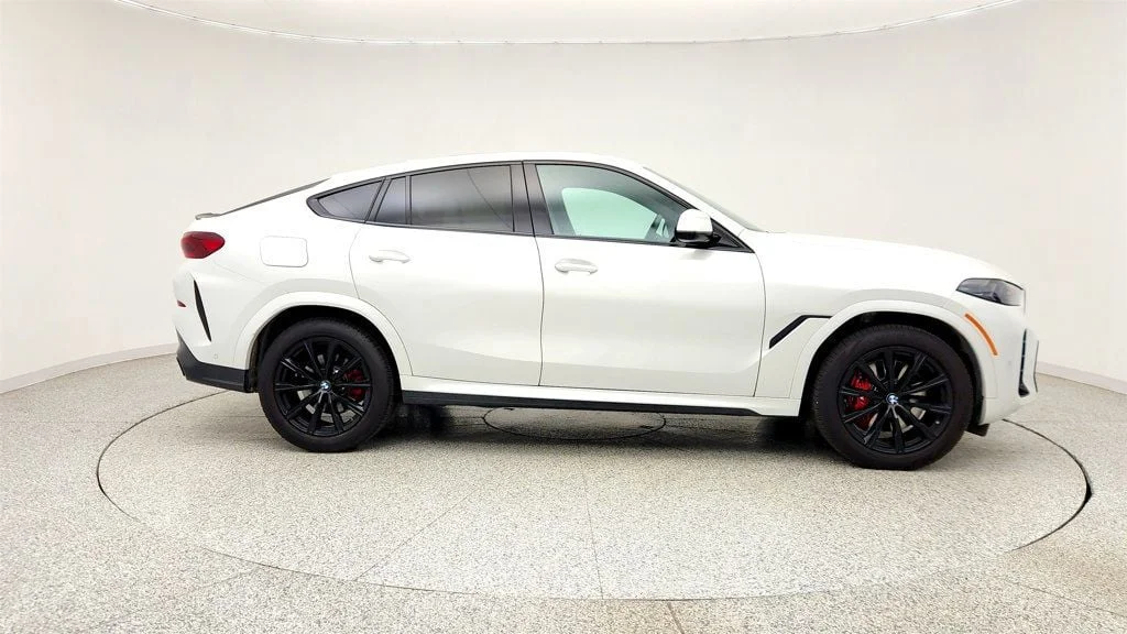 Used 2025 Mineral White Metallic BMW xDrive40i SAC w/ Climate Comfort, Premium & M Sport Pro. Pkgs image 4