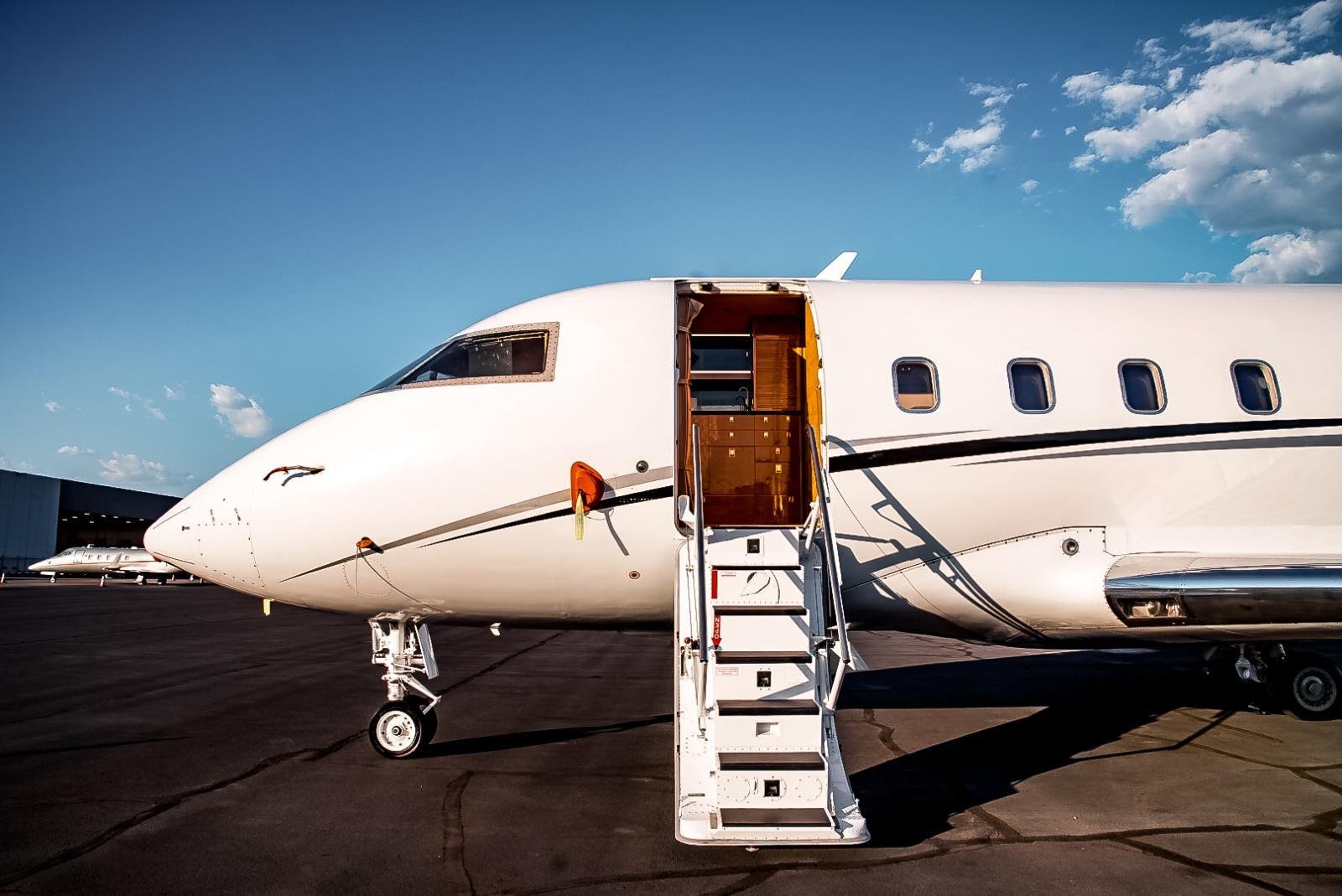Used 1983 white BOMBARDIER 601 image 8