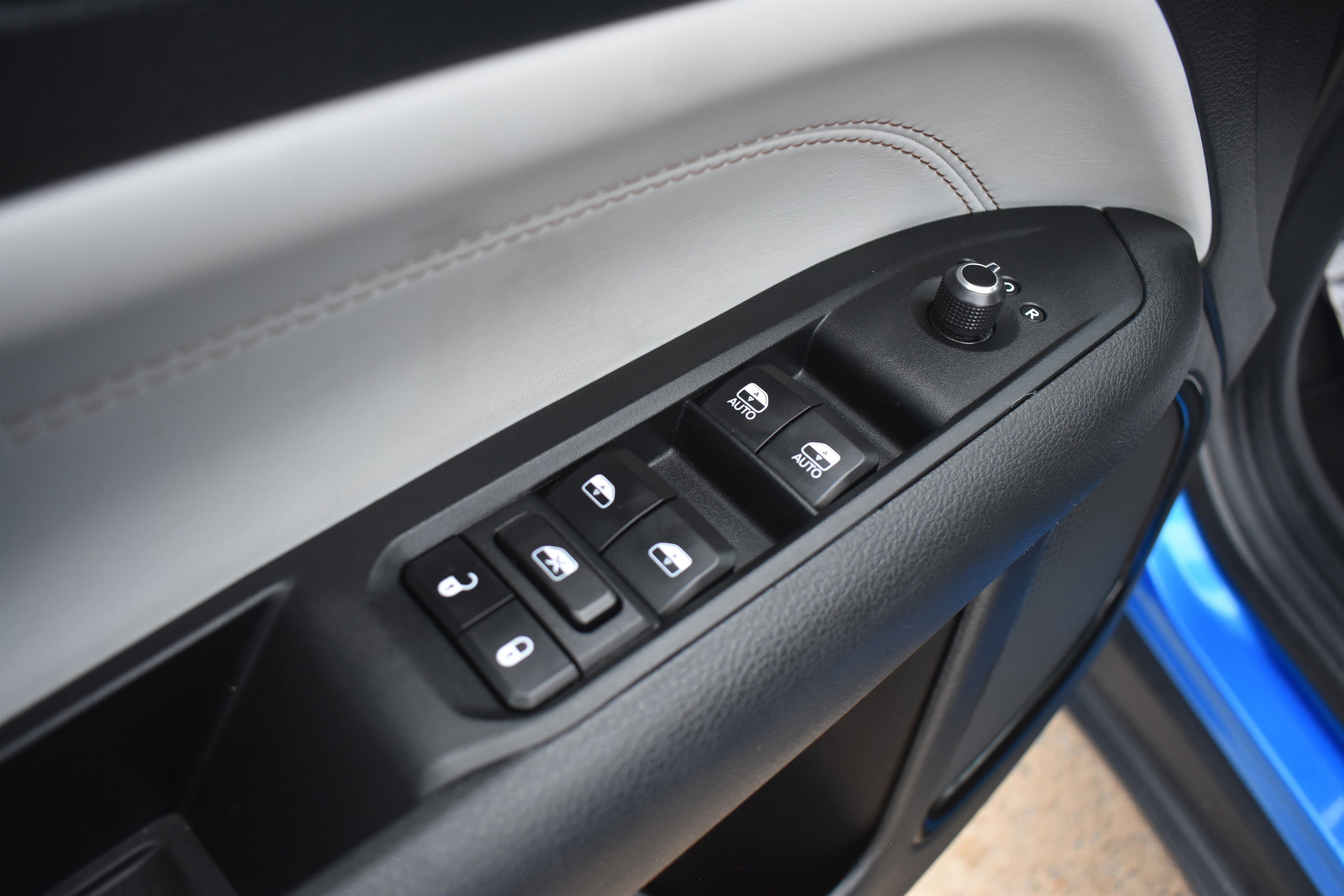Used 2025 Hydro Blue Pearlcoat Jeep Limited image 13