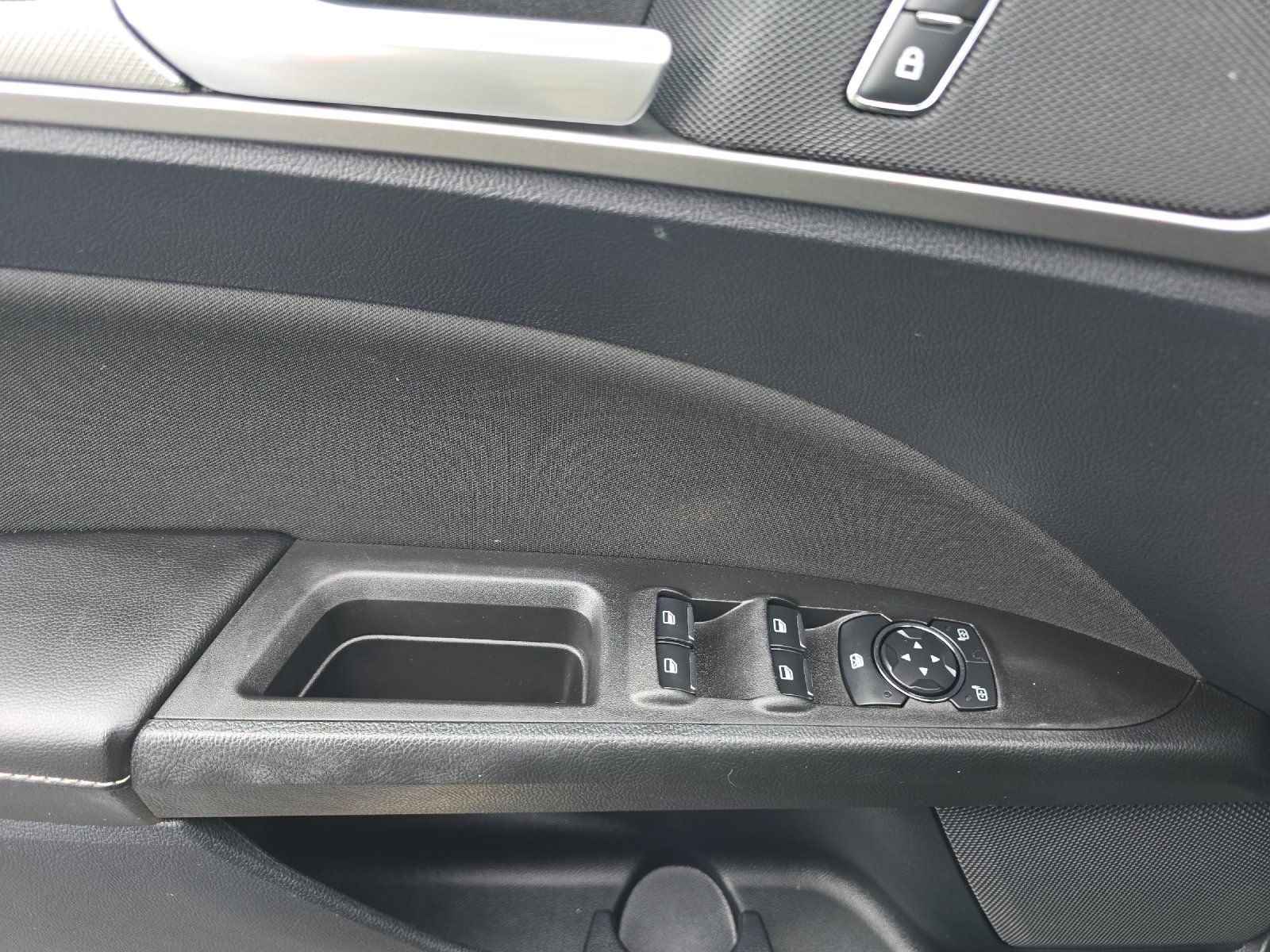 Used 2020 Black Ford SE image 12