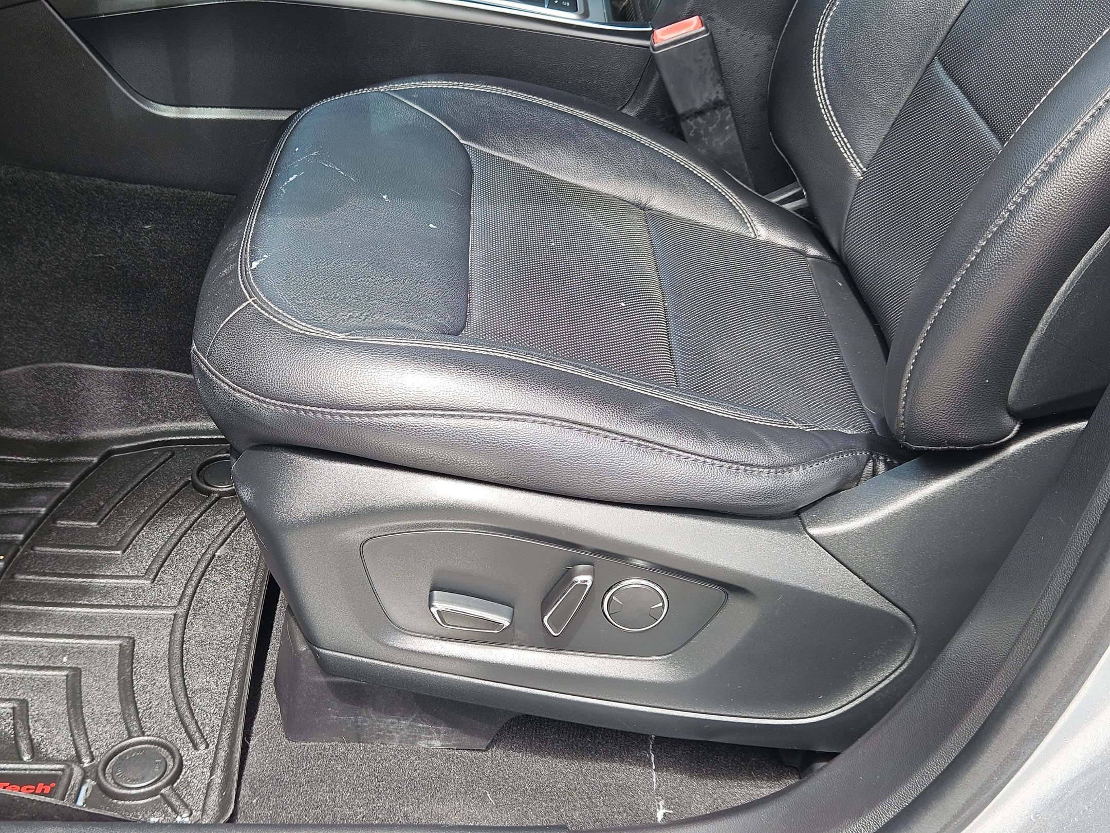 Used 2020 Silver Metallic Ford Limited image 10