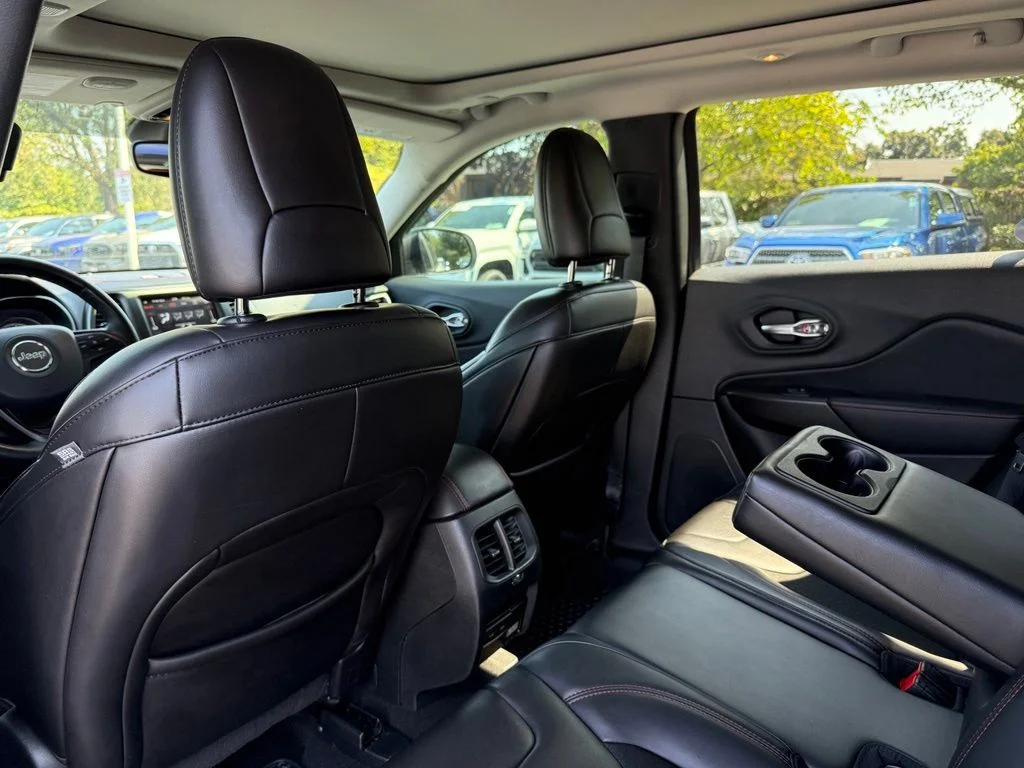 Used 2019 Bright White Clearcoat Jeep Trailhawk image 17