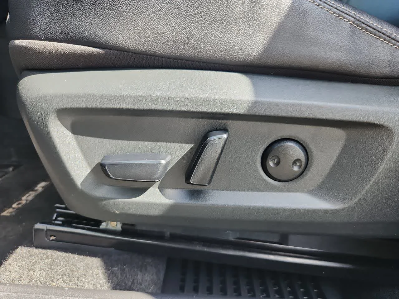 Used 2023 Boulder Gray Pearl Nissan SL image 13
