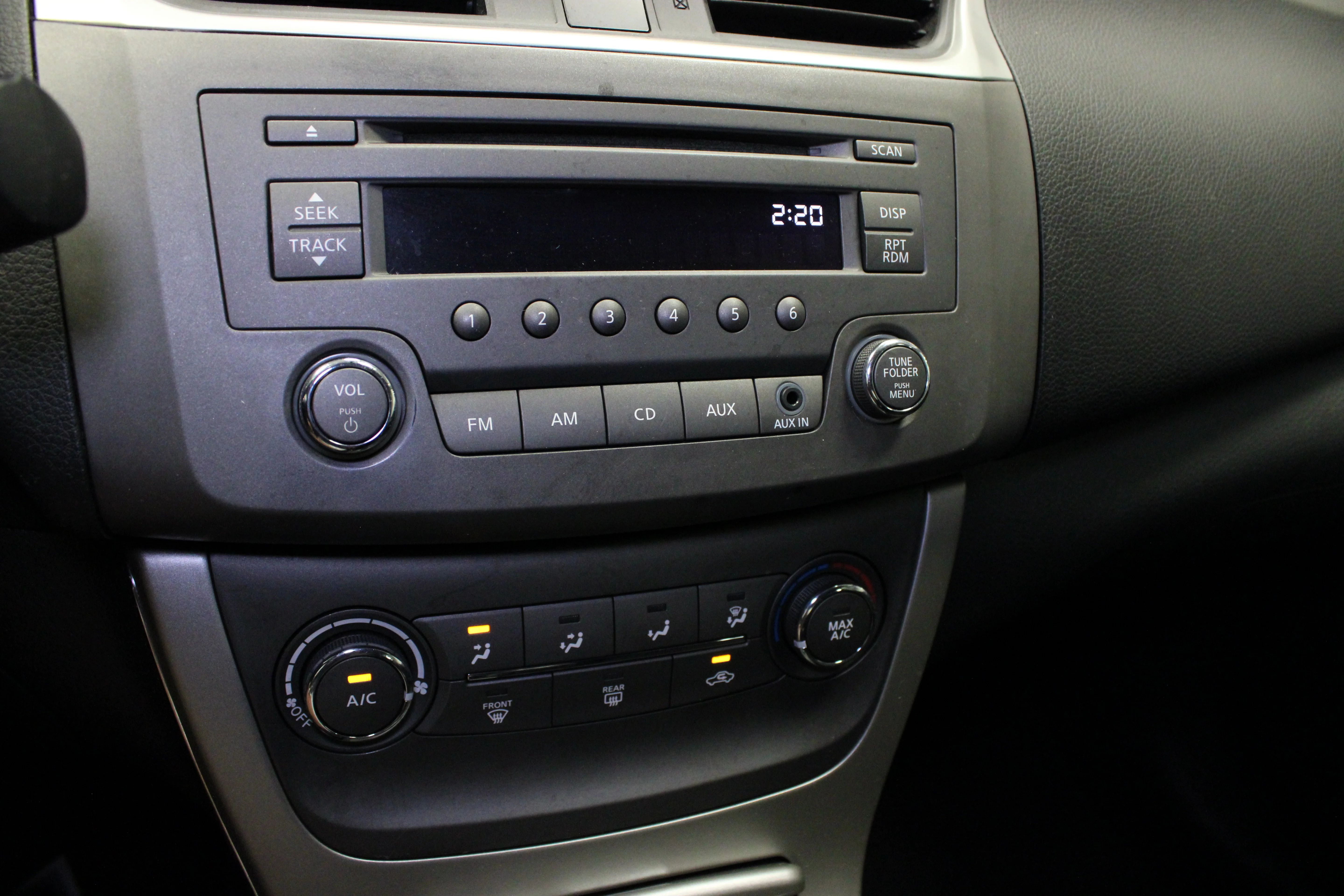 Used 2014 Brilliant Silver Nissan S image 21