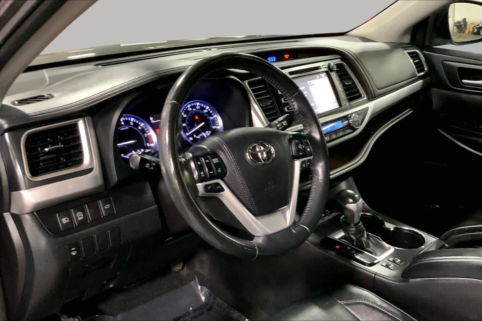 Used 2018 Predawn Gray Mica Toyota XLE image 18